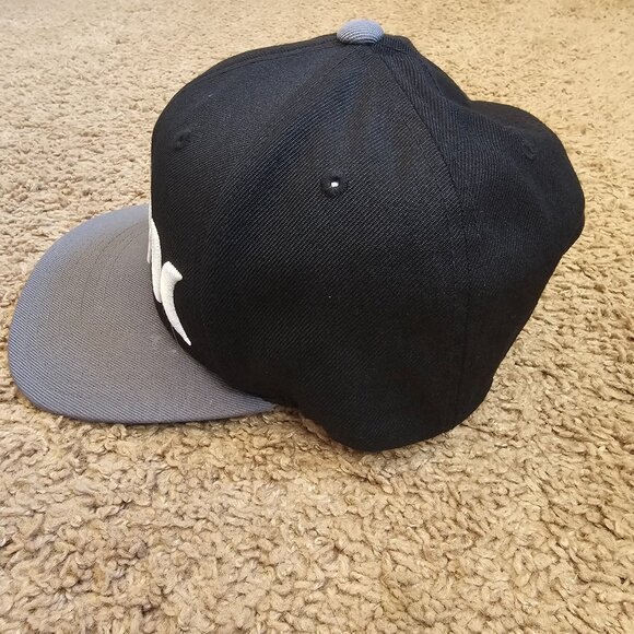 Hurley Snapback Hat Black Gray Cap Wool Blend Yupoong Classics OSFA - Picture 2 of 10